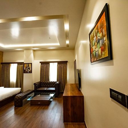 The Royal Palace Hotel 400703 Navi Mumbai Bagian luar foto
