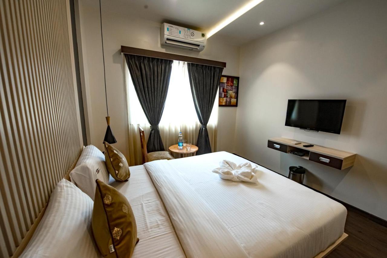 The Royal Palace Hotel 400703 Navi Mumbai Bagian luar foto