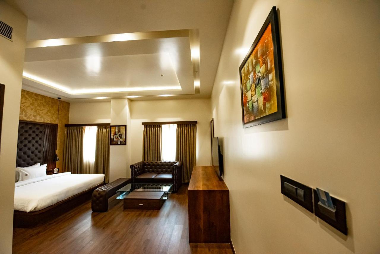 The Royal Palace Hotel 400703 Navi Mumbai Bagian luar foto