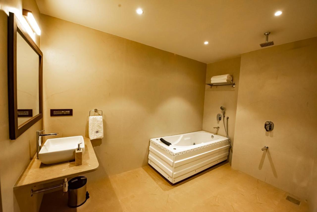 The Royal Palace Hotel 400703 Navi Mumbai Bagian luar foto