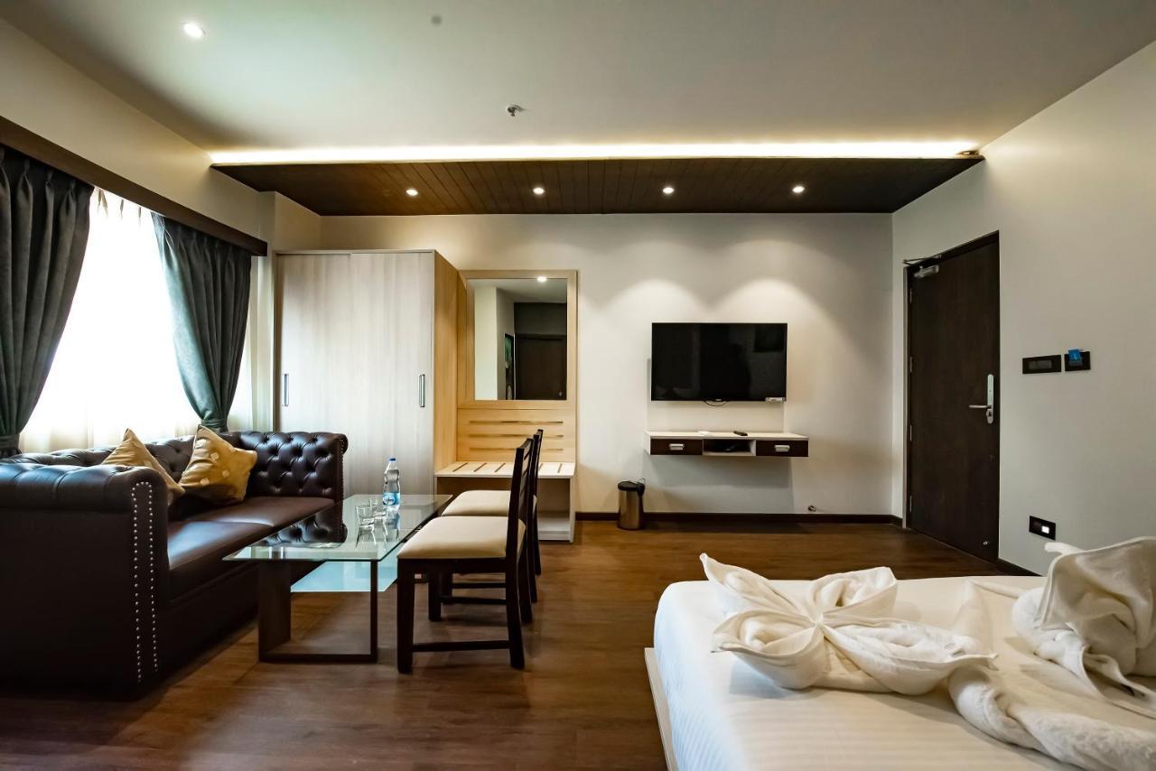 The Royal Palace Hotel 400703 Navi Mumbai Bagian luar foto