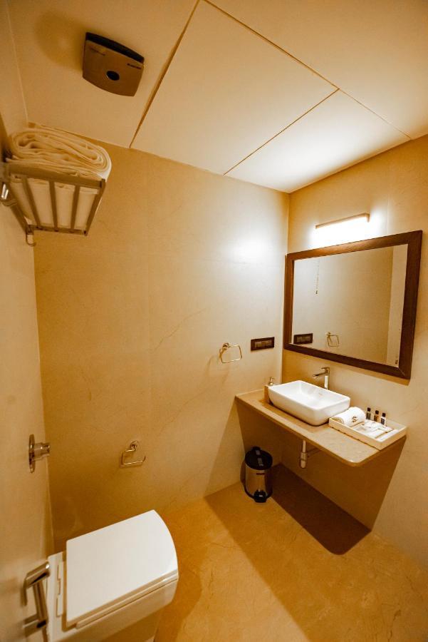 The Royal Palace Hotel 400703 Navi Mumbai Bagian luar foto
