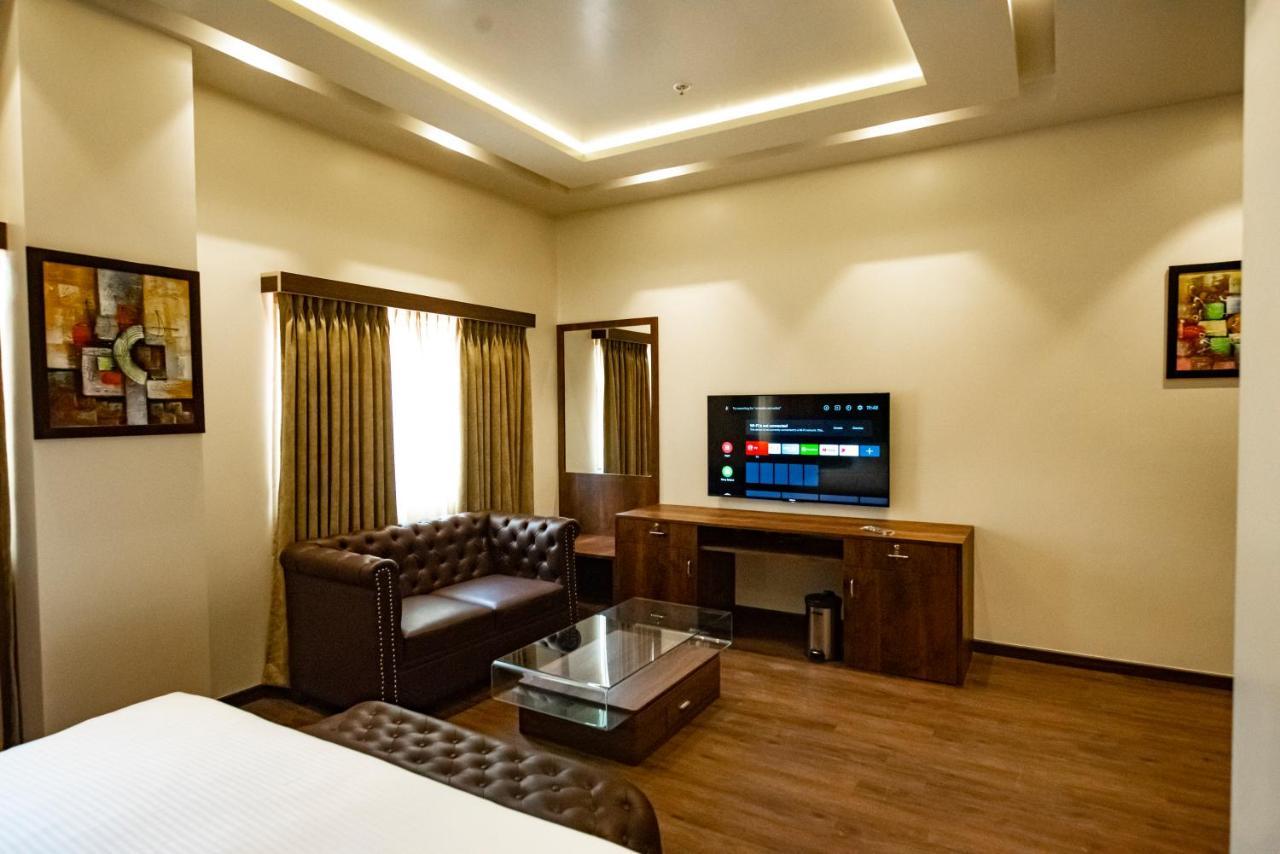 The Royal Palace Hotel 400703 Navi Mumbai Bagian luar foto